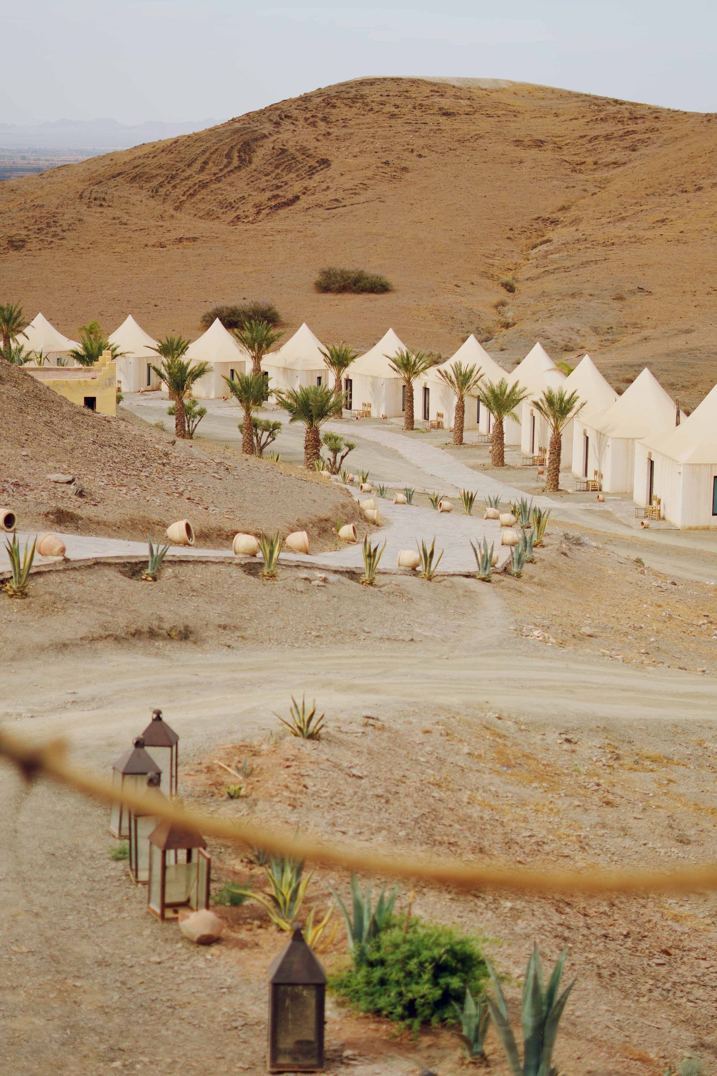 De witte tenten van het kamp in de heuvels buiten Marrakesh, waar de tweede editie van House of Founders plaatsvond.