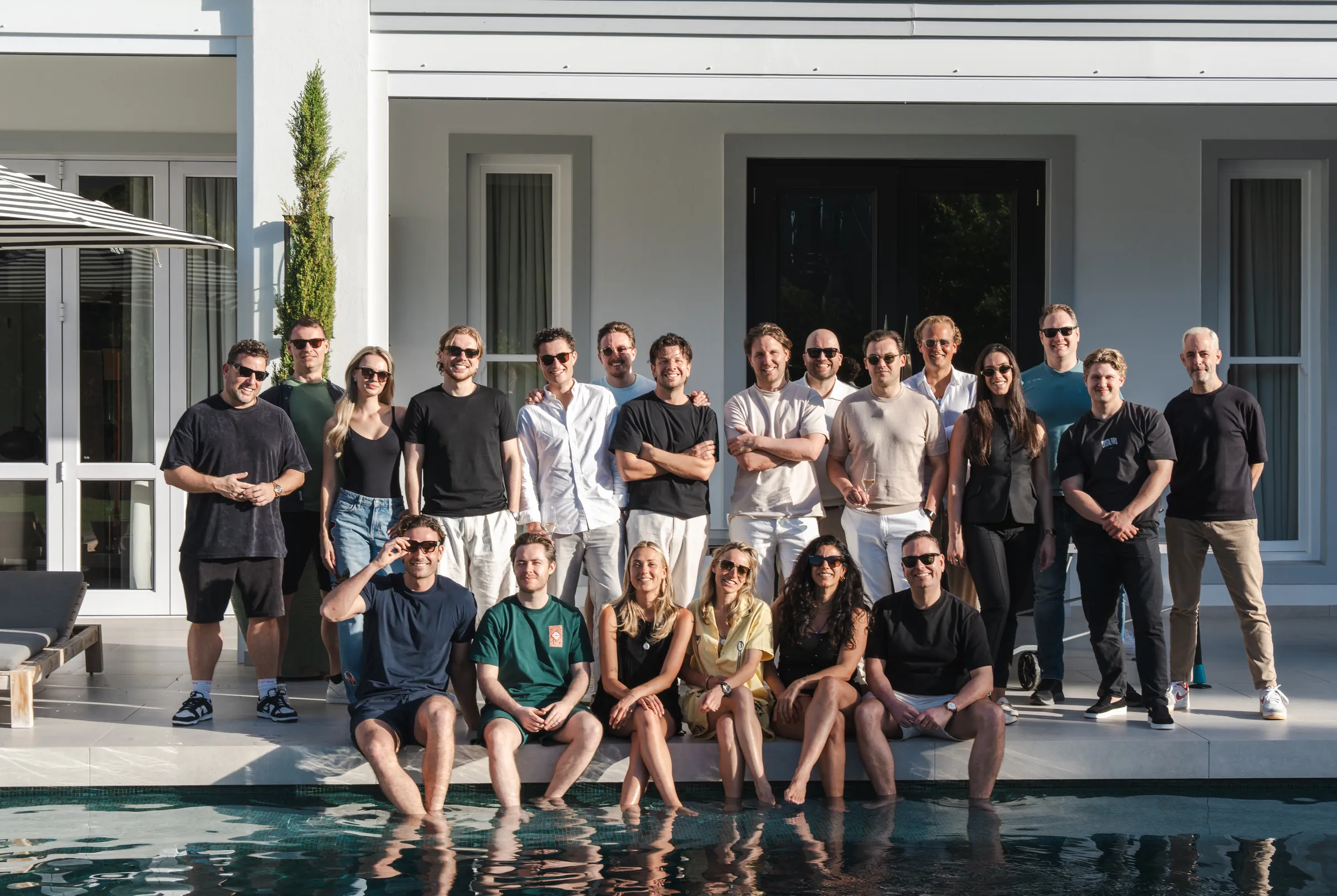 De groep samen bij het zwembad van de villa in Kaapstad.